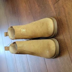 Tan girls Uggs